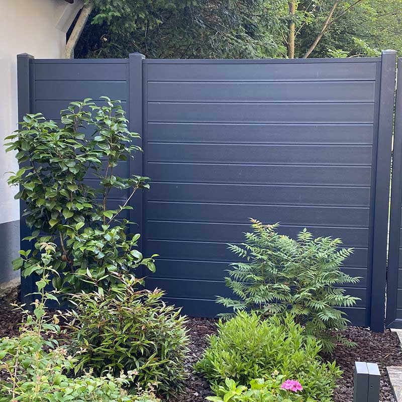 Rhombussichtschutz aus Aluminium und Sichtschutzelement aus Kunststoff in Weiß im Garten