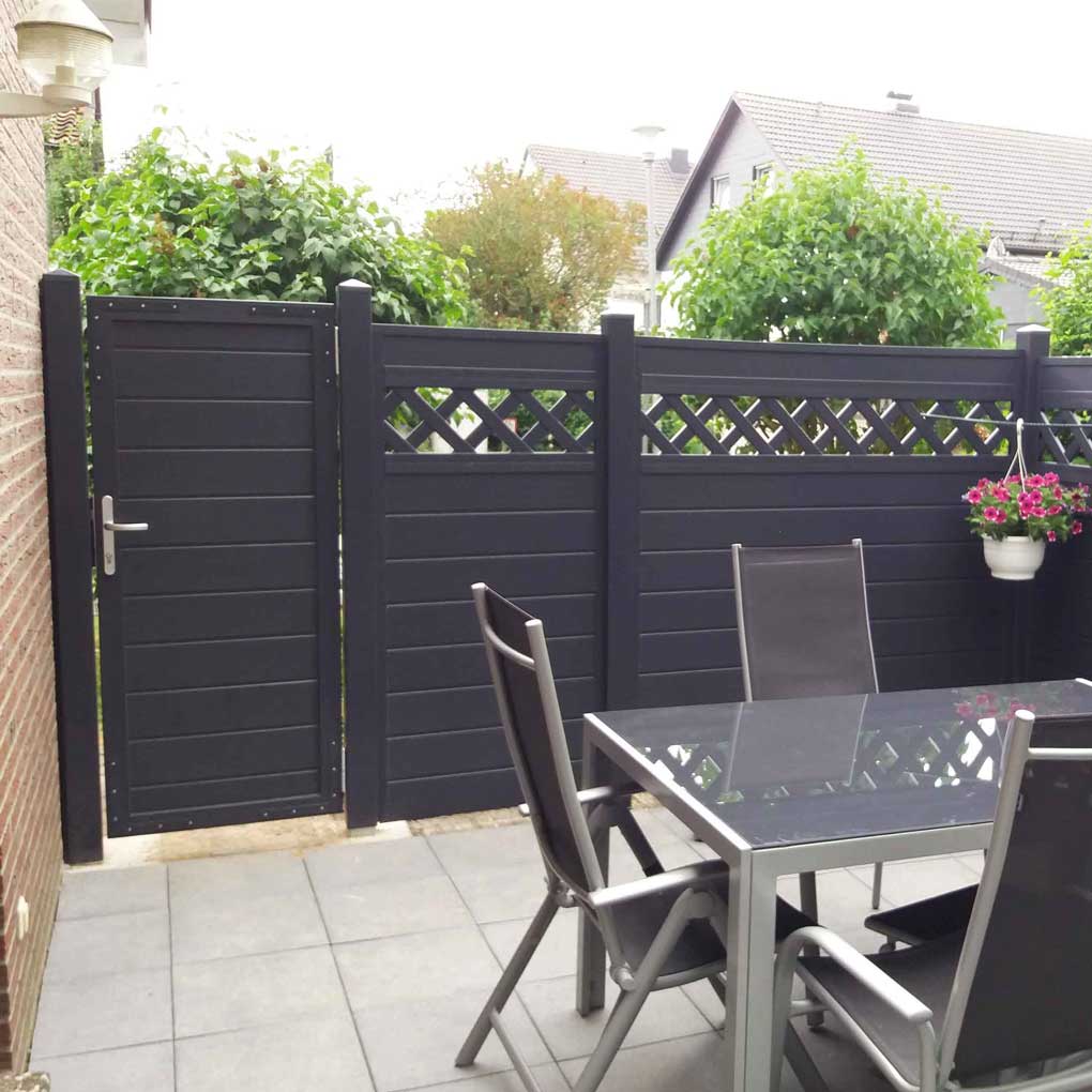 ECOLINE - aufgelockerte Ansicht durch Rankgitterelemente Sichtschutzzaun mit Rankgitter und Tür aus Kunststoff PVC in Anthrazit auf Terrasse