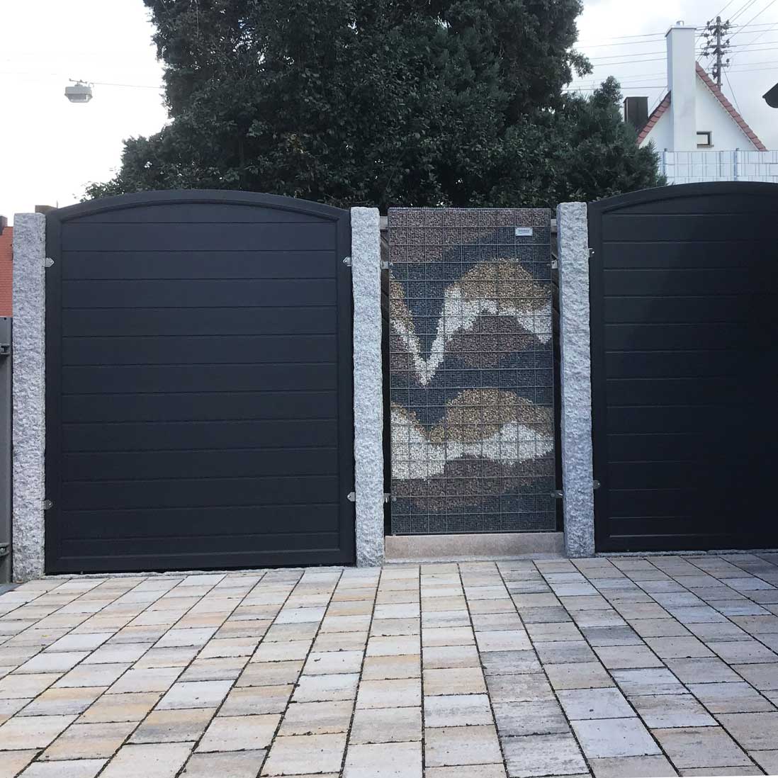 SICHTAFLEX RUND - maßgefertigte Elemente mit Wandbefestigung für Steinsäulen Sichtschutzzaun aus Kunststoff PVC in Anthrazit mit Oberbogen an Steinsäulen montiert