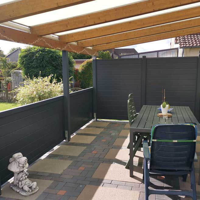 ECOLINE - verschiedene Höhen, für eine passende Gestaltung Sichtschutzzaun aus Kunststoff PVC in Anthrazit in verschiedenen Höhen unter einer überdachten Terrasse