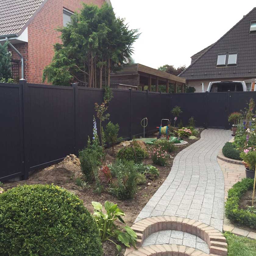 SICHTAFLEX GERADE - hohe Stabilität durch innenliegenden Aluminiumrahmen Sichtschutzzaun aus PVC in Anthrazit mit stabilen Massivrahmen im Garten