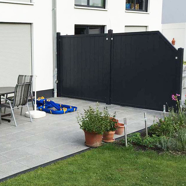 SICHTAFLEX GERADE - stabil und auf Maß gefertigt Sichtschutzzaun aus Kunststoff PVC in Anthrazit auf einer Terrasse zum Nachbarn