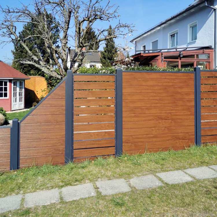 ECOLINE - Auflockerung der Sichtschutzwand durch Spaltelemente, in der natürlichen Holzoptik Golden Oak Sichtschutzzaun aus Kunststoff PVC in Golden Oak mit Pfosten in Anthrazit im Garten