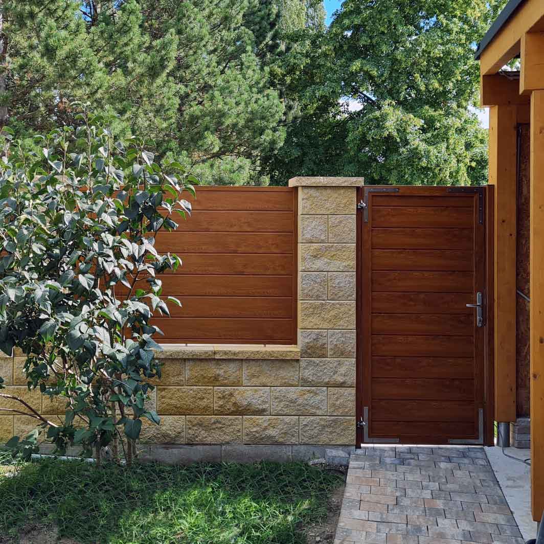 Terrassensichtschutz mit passender Tür in täuschend echter Holzoptik Golden Oak
