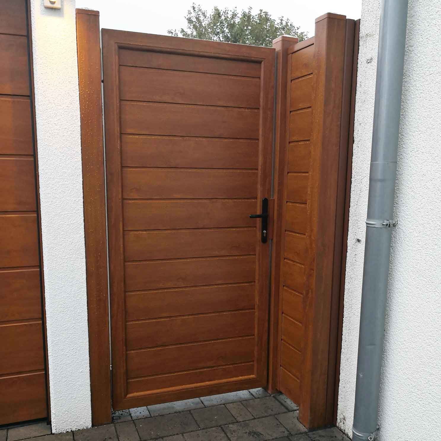 ECOLINE/SICHTAFLEX - Sichtschutztür in Golden Oak mit schmalem seitlichen Sichtschutzelement Sichtschutzzaun aus Kunststoff PVC in Grau und Anthrazit als Blickfang auf den Hof mit passendem Tor