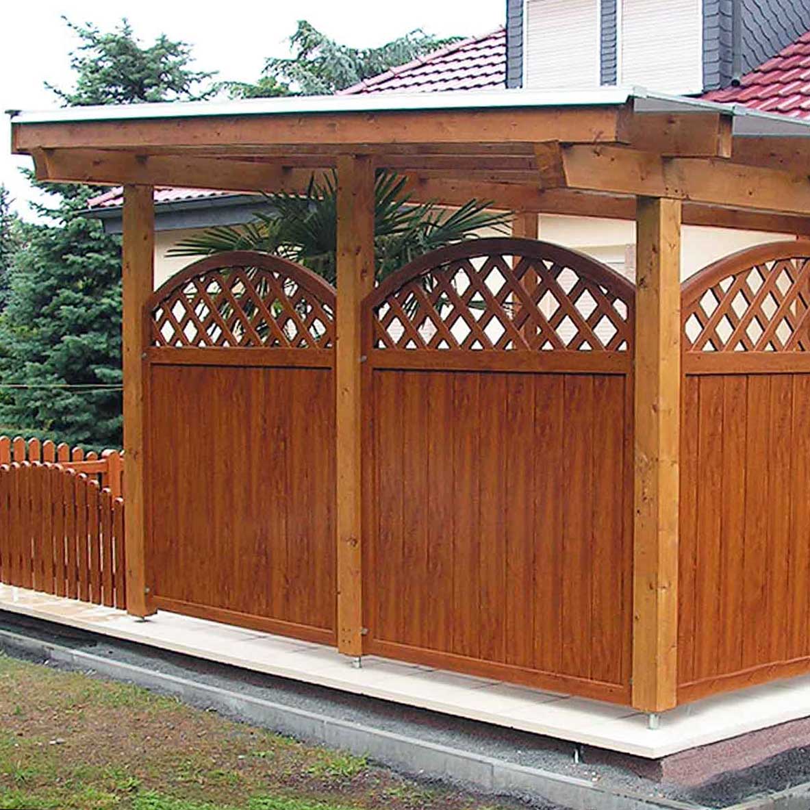 SICHTAFLEX RUND - integriert an einer Terrassenüberdachung, in Golden Oak Holzoptik Sichtschutzzaun aus Kunststoff PVC in Golden Oak mit Oberbogen auf einer überdachten Terrasse