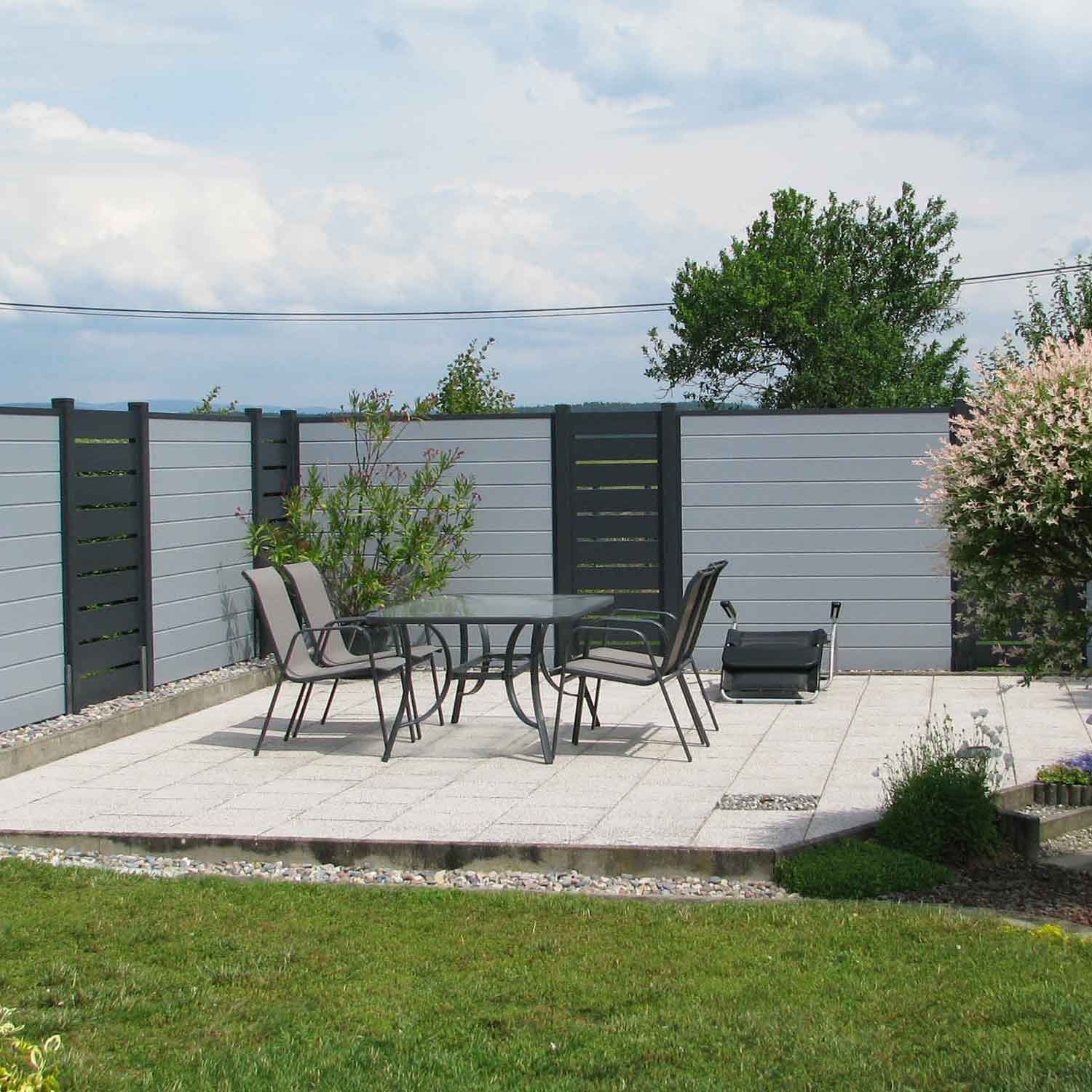 ECOLINE - aufgelockerte Optik durch Zierelemente Sichtschutzzaun mit Spalt-Elementen im Garten aus Kunststoff PVC