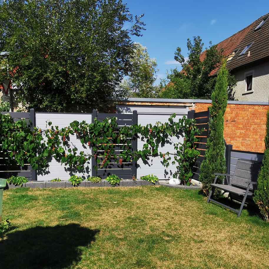 ECOLINE - mit Zierelementen mit Spalt, ideal für Kletterpflanzen Sichtschutzzaun aus Kunststoff PVC in Grau und Anthrazit im Garten mit Blumenranken