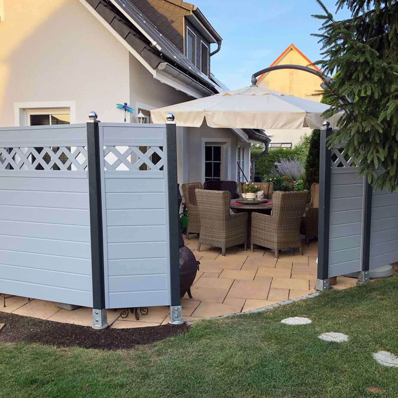 ECOLINE - Terrassensichtschutz in Grau mit dezenten Rankgitter-Elementen Sichtschutzzaun aus Kunststoff PVC in Grau mit Rankgitter-Elementen