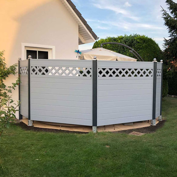 Sichtschutz für eine Terrasse in Grau mit Rankgitter