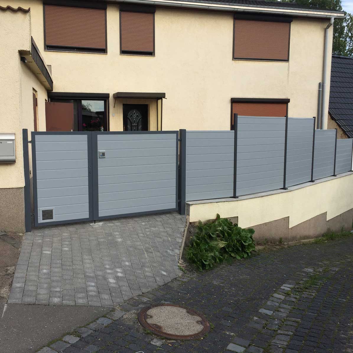 BASICLINE - passende Sichtschutz-Hoftore zur Sichtschutzwand Sichtschutzzaun aus Kunststoff PVC in Grau und Anthrazit als Blickfang auf den Hof mit passendem Tor