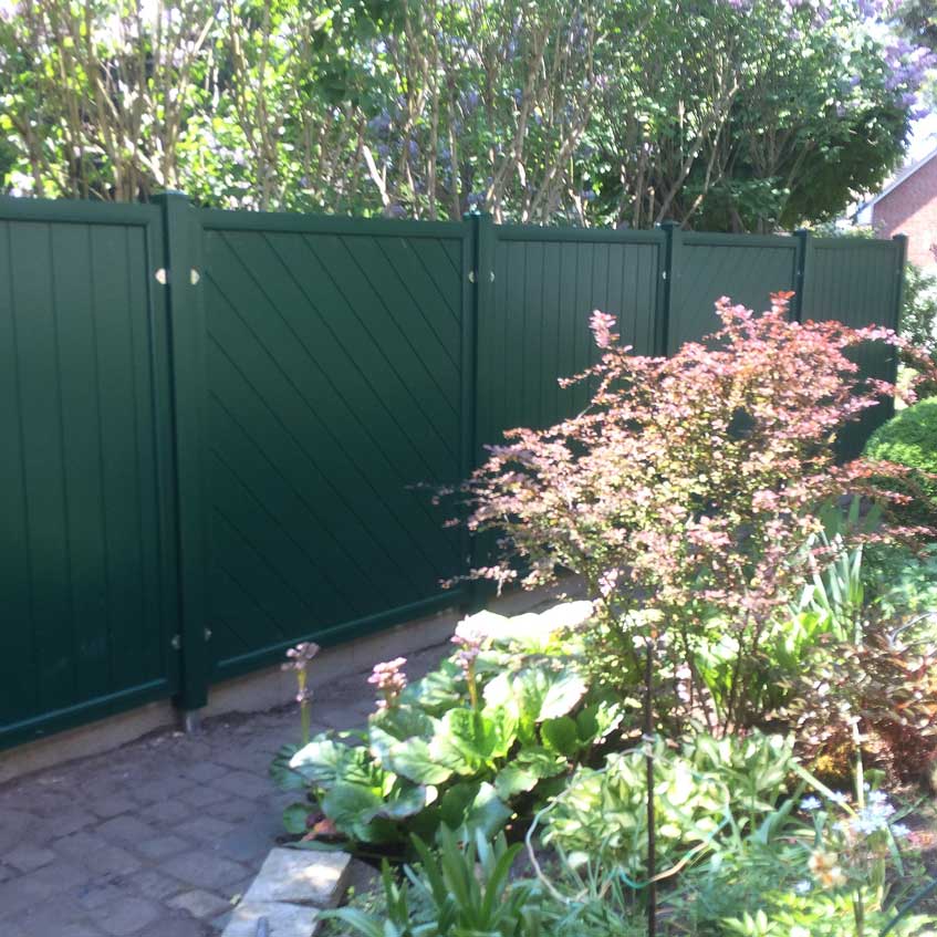 SICHTAFLEX GERADE - ein einheitlicher grüner Look aber mit Veränderung durch eine vielfältige Anordnung der Paneele Sichtschutzzaun aus Kunststoff PVC in Grün mit unterschiedlichen Verlauf der Paneele und stabiler Rahmenkonstruktion, als grüne Wand im Garten