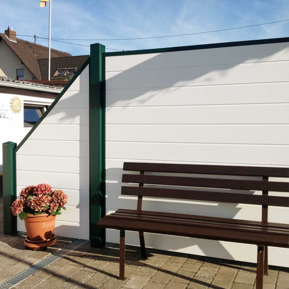 ECOLINE - freundliche Sichtschutzwand für kleine Sitzecken in Weiß mit Moosgrünen Pfosten Sichtschutzzaun aus Kunststoff PVC in Weiß mit moosgrünen Umrahmung und Pfosten auf der Terrasse