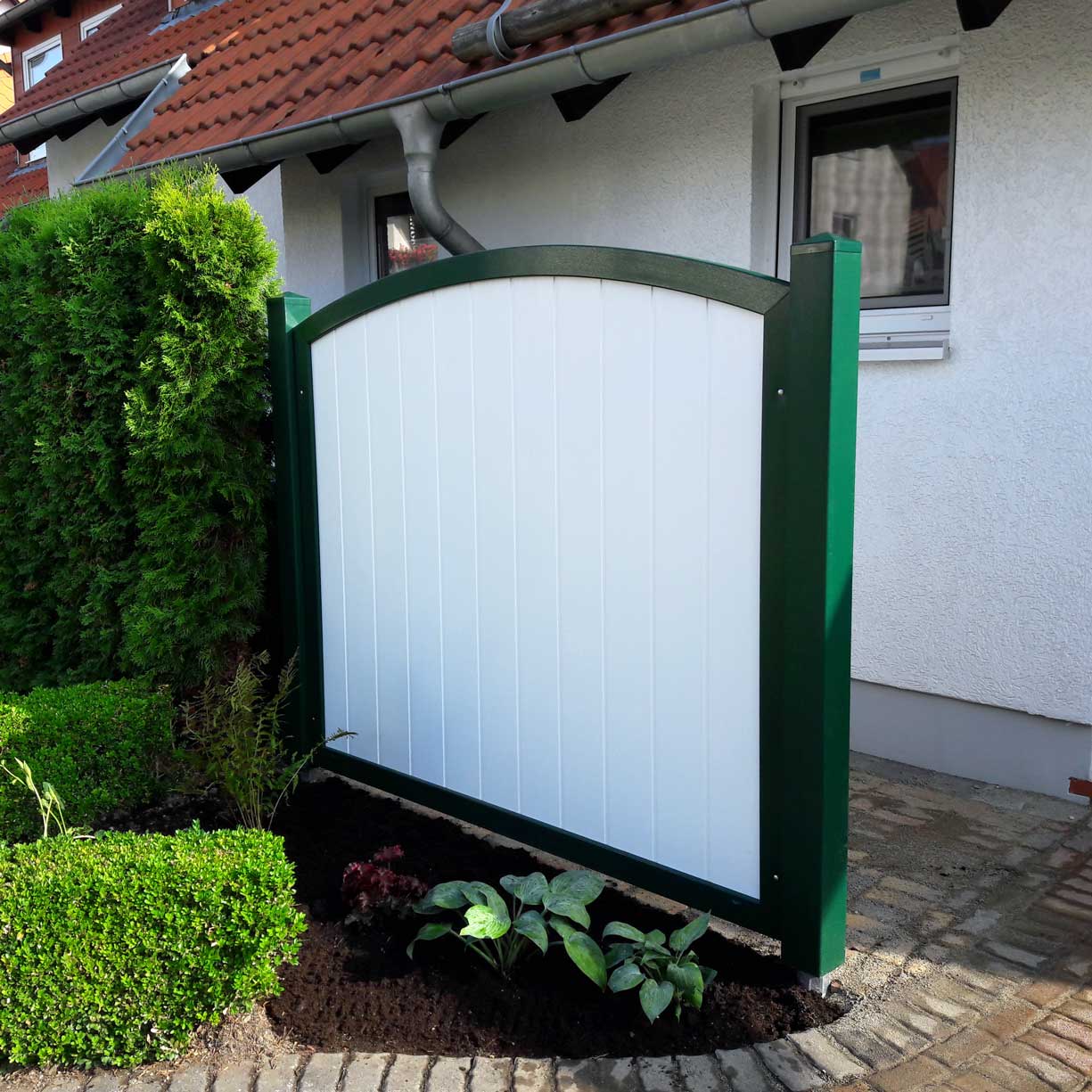 SICHTAFLEX RUND - Weiße Sichtschutzpaneele mit einem grünem stabilen Rahmen und Pfosten, für einen festen Stand am Haus Sichtschutzzaun aus Kunststoff PVC in Weiß mit grünem Rahmen und Pfosten, sehr stabil am Hauseingang