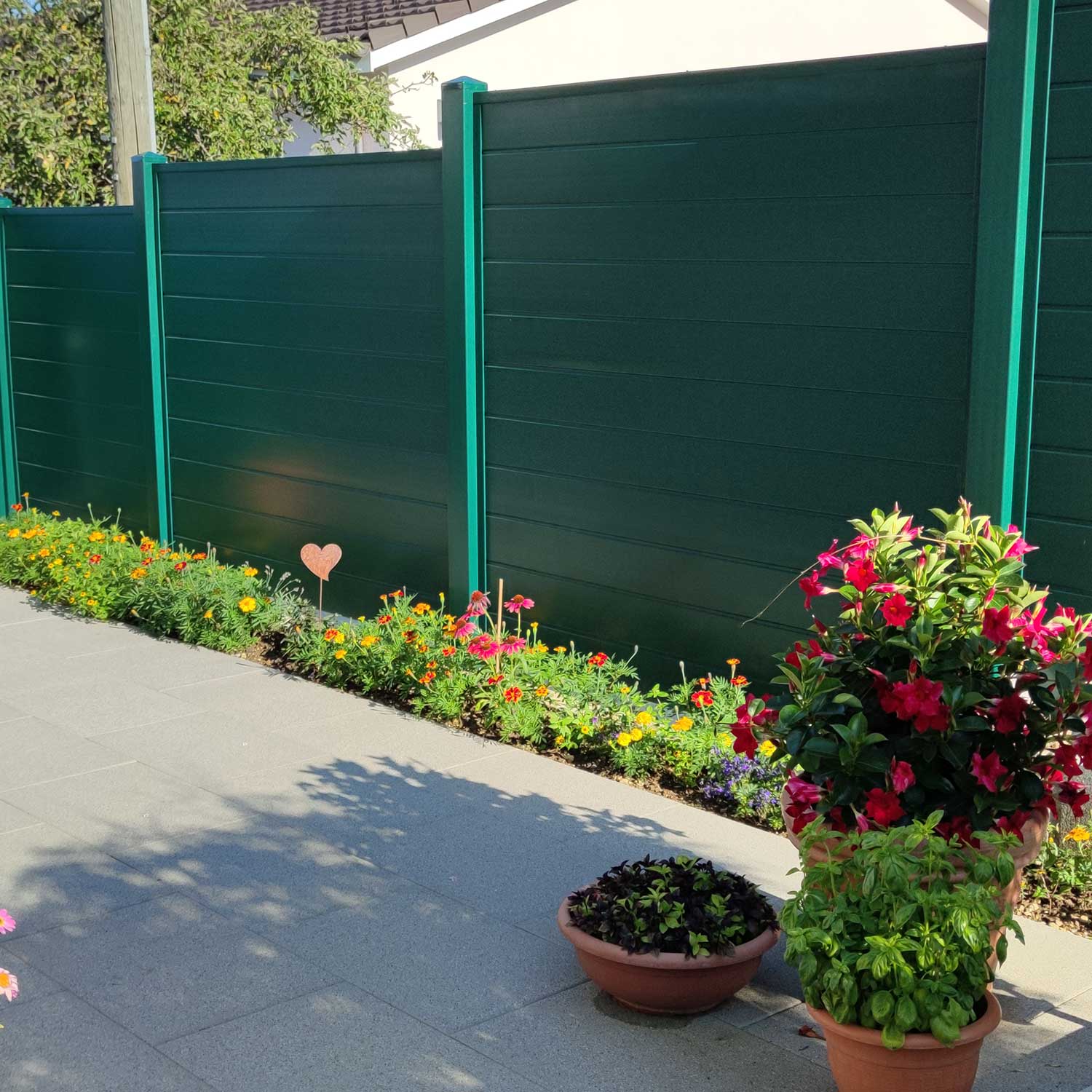 ECOLINE - eine grüne Harmonie im Garten, mit einem moosgrünen pflegeleichten Sichtschutz Sichtschutzzaun aus Kunststoff PVC in Grün, grüne Wand als Heckenersatz, sehr pflegeleicht im Garten