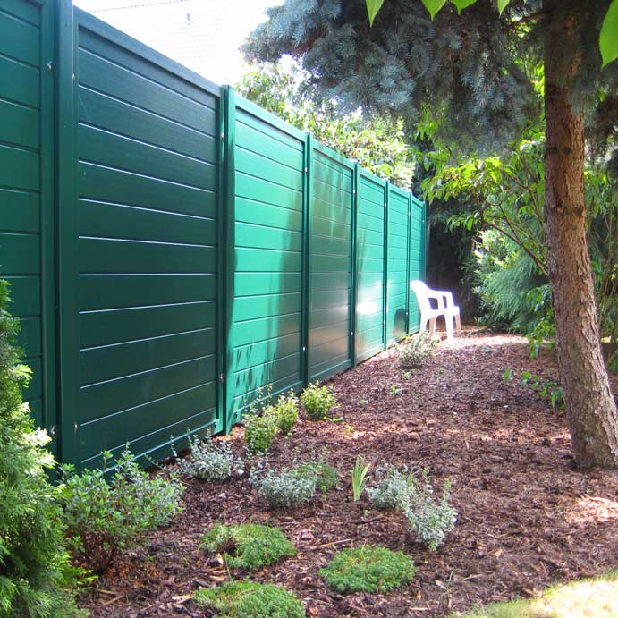 SICHTAFLEX GERADE - hochwertiger Kunststoff mit einer stabilen Rahmenkonstruktion, ergibt eine pflegeleichte grüne Wand mit festem Stand, im Garten Sichtschutzzaun aus Kunststoff PVC in Moosgrün, als stabile grüne Sichtschutzwand im Garten durch einem festen Rahmen und Pfosten