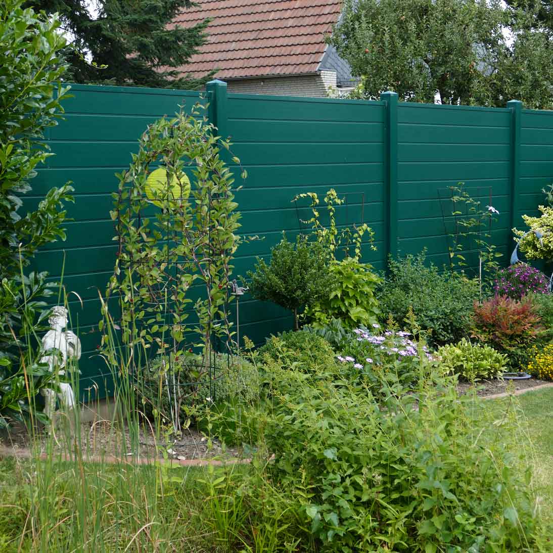 ECOLINE - harmonische Ansicht, dezent im Hintergrund als grüne Wand und Heckenersatz Sichtschutzwand in Grün aus Kunststoff im Garten als grüne Wand wie eine Hecke