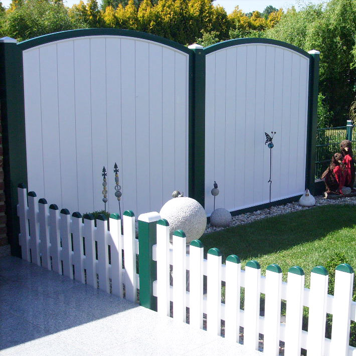 SICHTAFLEX RUND - einheitliches Design in Weiß und Moosgrün mit passendem Lattenzaun für den Garten Sichtschutzzaun aus Kunststoff PVC in Bergkiefer und Anthrazit auf einer Terrasse