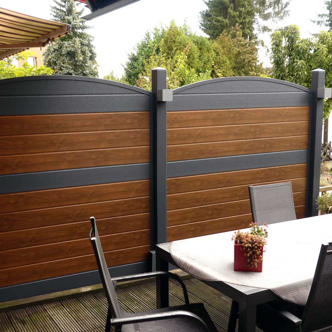 ECOLINE - Sichtschutz in dem Holzton Nussbaum und Anthrazit, als Hingucker für Ihre Terrasse Sichtschutzzaun aus Kunststoff PVC in Anthrazit und Nussbaum auf einer Terrasse