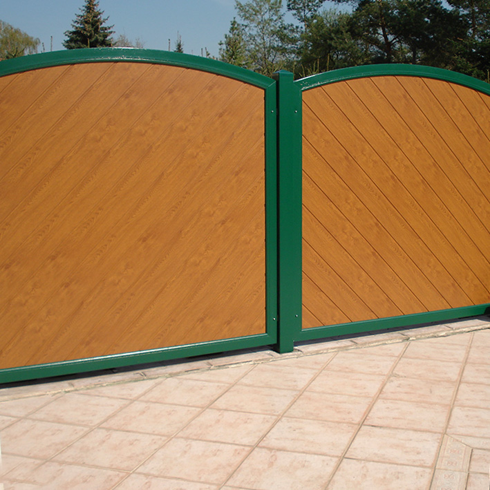 SICHTAFLEX RUND - diagonaler Verlauf für eine optische Abwechslung, in Golden Oak Holzoptik mit Moosgrün Sichtschutzzaun aus Kunststoff PVC in Holzoptik Golden Oak mit stabiler Umrahmung in Moosgrün