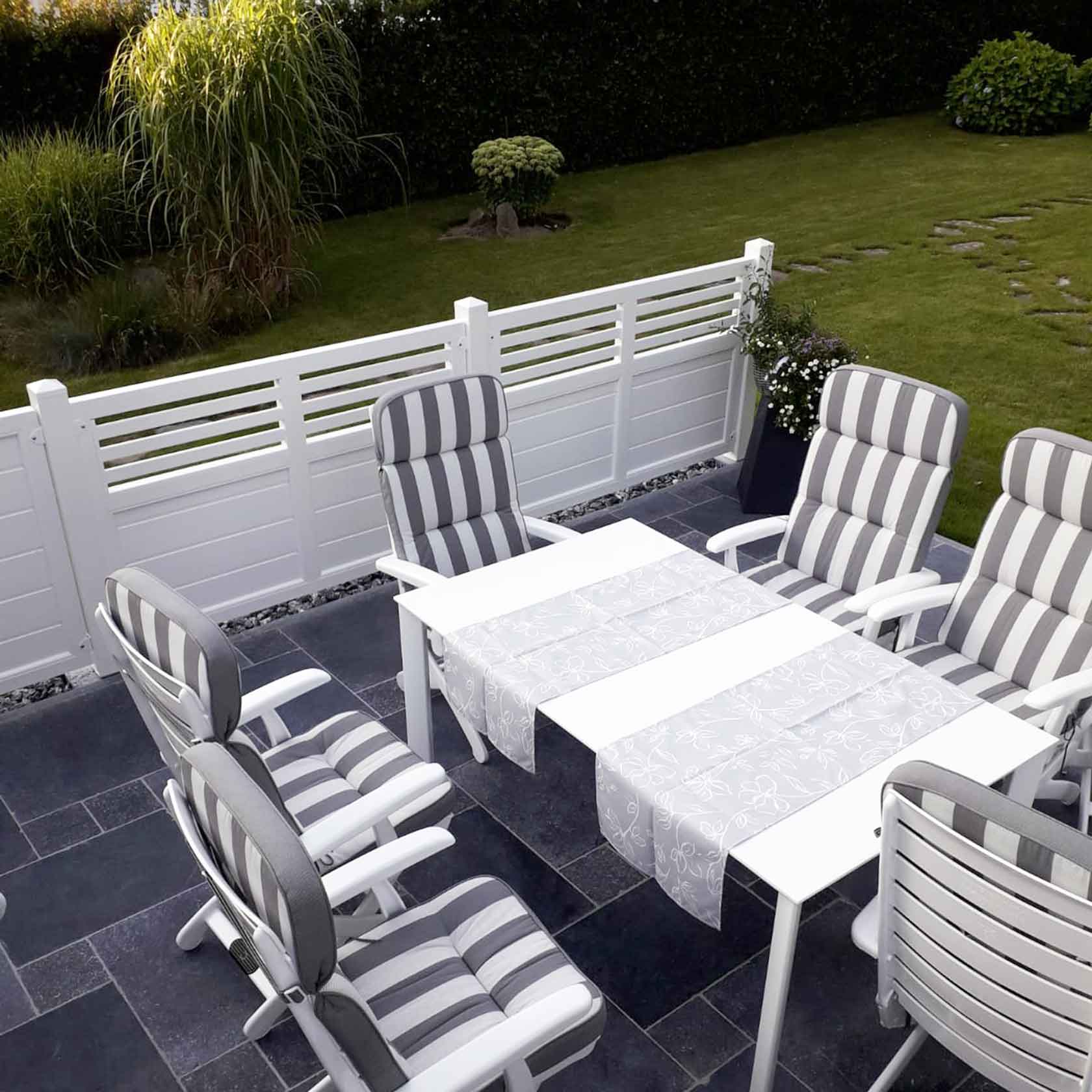 umzäunte Terrasse mit einem halbhohen Sichtschutzzaun im weißem Design