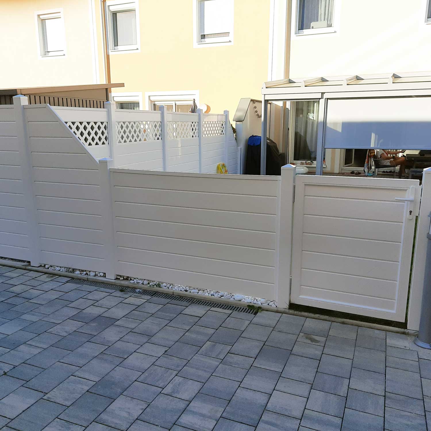 ECOLINE - einheitliche Optik, trotz verschiedener Elemente Terrassensichtschutzwand mit verschiedenen Elementen und kleiner Tür aus Kunststoff PVC in Weiß