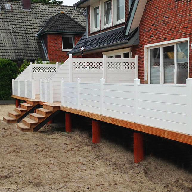Strandterrasse mit weißem Sichtschutz mit verschiedenem Elementen