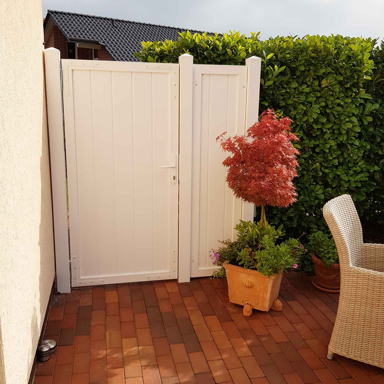 Terrassensichtschutztür in weiß