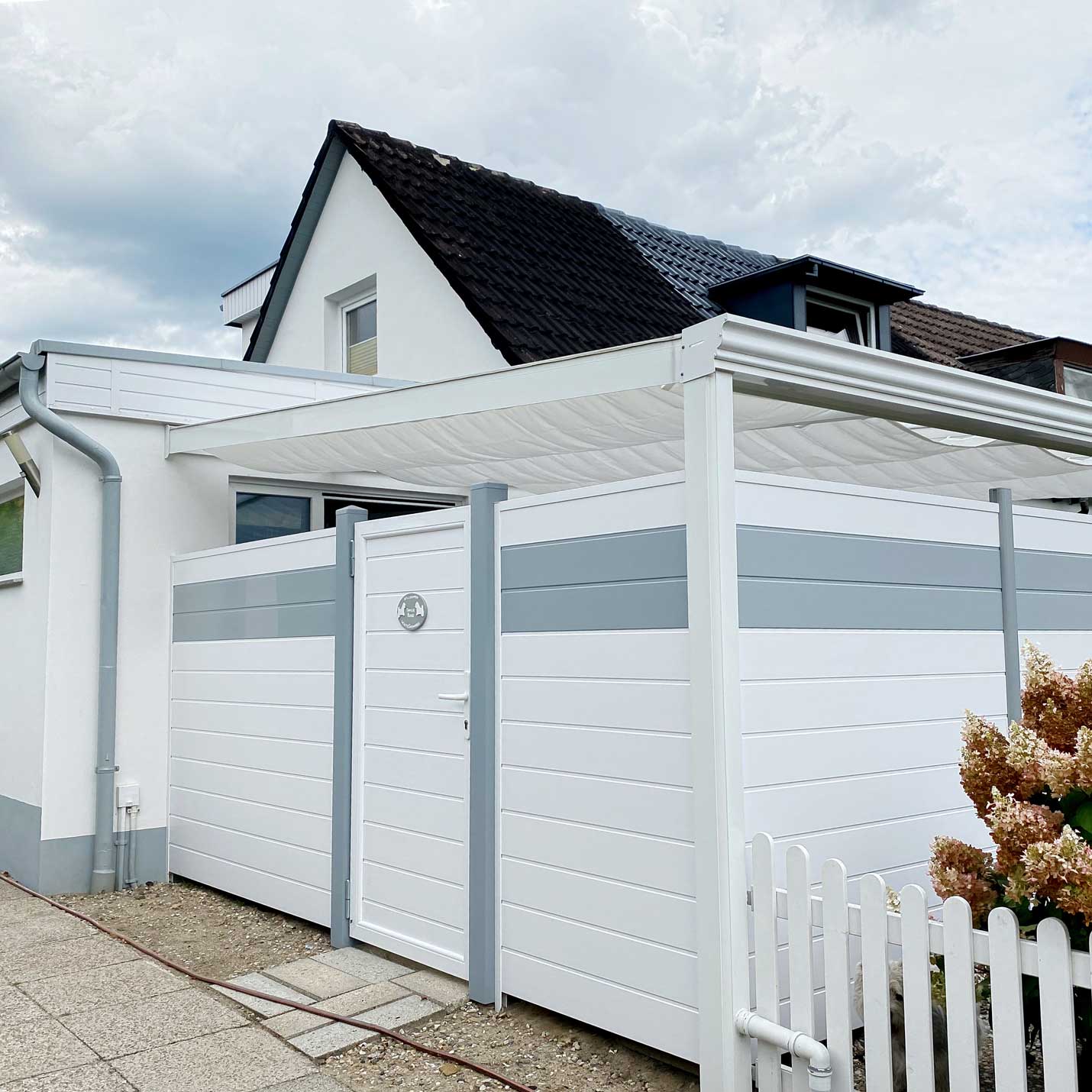BASICLINE - Sichtschutz auch mit passender Tür erhältlich Sichtschutzzaun aus Kunststoff PVC in Weiß und Grau für eine überdachte Terrasse
