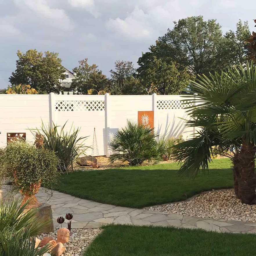 ECOLINE - einladendes Weiß für den besonderen Urlaubsmoment Sichtschutzzaun aus Kunststoff PVC in Weiß im Garten mit Palmen