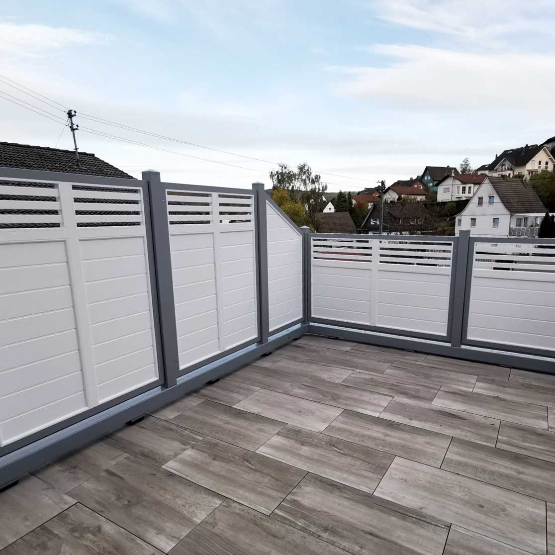 SICHTAFLEX DESIGN - Rhombusgitter und farbliche Akzente als Hingucker! Sichtschutzzaun aus Kunststoff PVC in weiß und grau als Designsichtschutz mit Rhombusgitter auf Dachterrasse