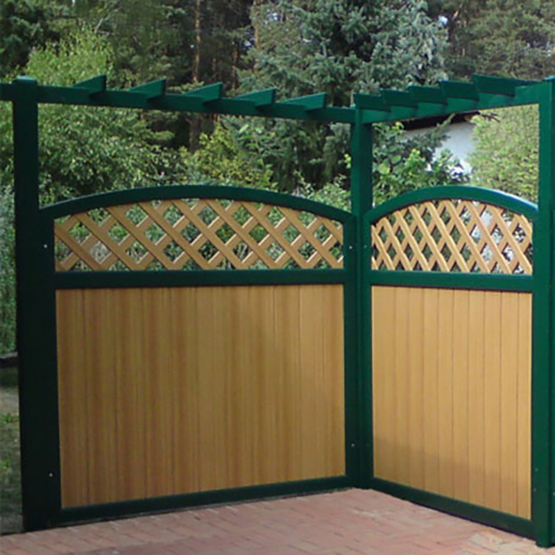 SICHTAFLEX RUND - Bergkiefer und Moosgrün = als RAL-Farbe für den passsenden Pergolaanstrich Sichtschutzzaun aus Kunststoff PVC in Bergkiefer und Moosgrün mit passender Pergola auf einer Terrasse