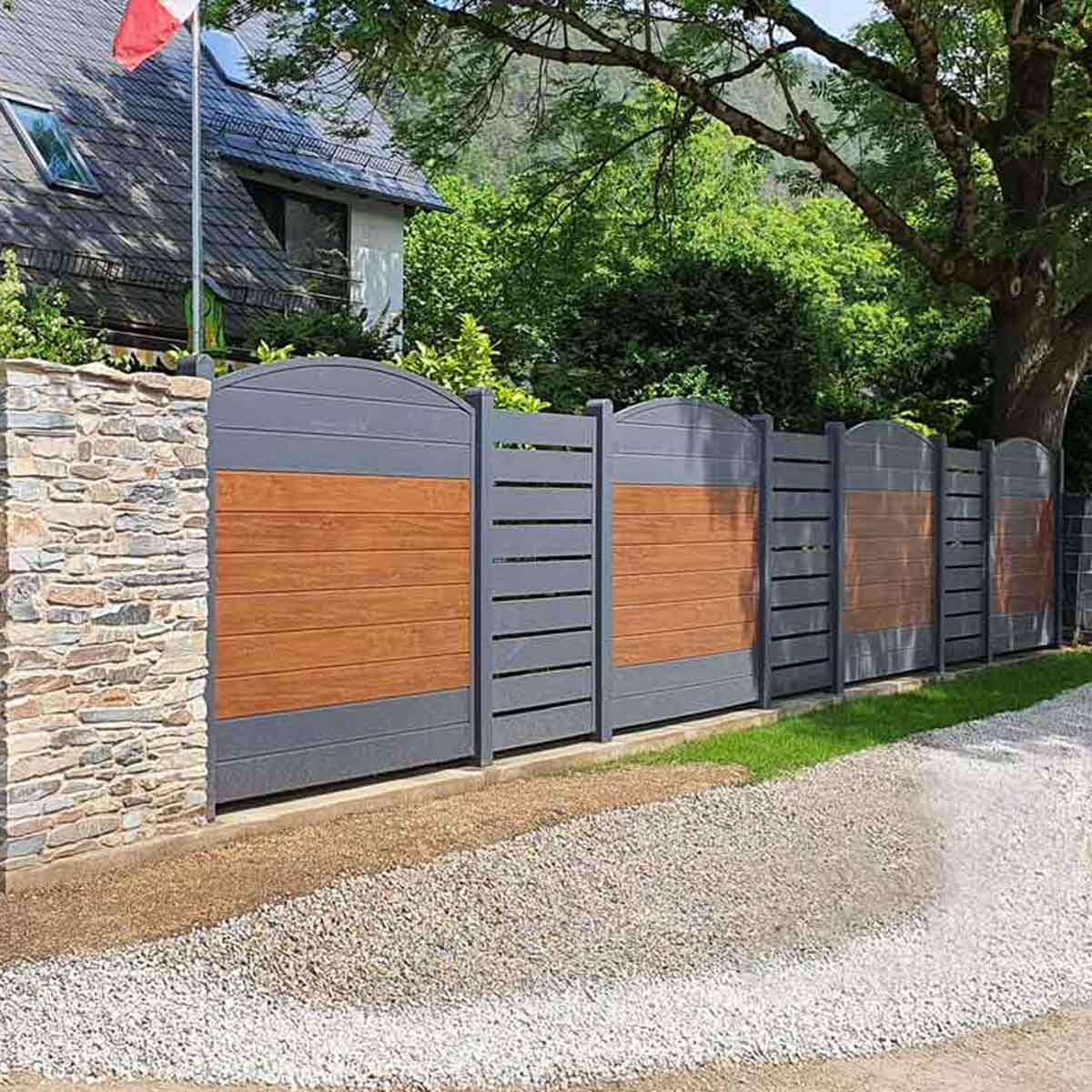 Sichtschutz im Garten in Holz-Optik Anthrazit