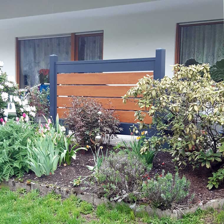 ECOLINE - Zierelement mit Spalten als Eyecatcher in Anthrazit/Golden Oak Spaltsichtschutz an Sitzecke aus Kunststoff PVC in Anthrazit und echter Holzoptik Golden Oak