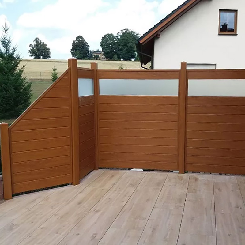 ECOLINE - Holzoptik Golden Oak Sichtschutz mit Acrylglaseinsatz für mehr Helligkeit auf Ihrer Terrasse Sichtschutzzaun aus Kunststoff und Glas, in Golden Oak Holzoptik mit Acrylglas-Einsatz auf einer Terrasse