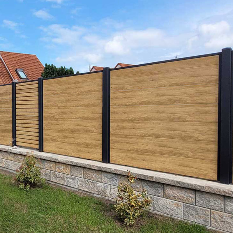 Holzoptik Sichtschutzwand mit Rankgitter und anthrazitfarbener Umrahmung