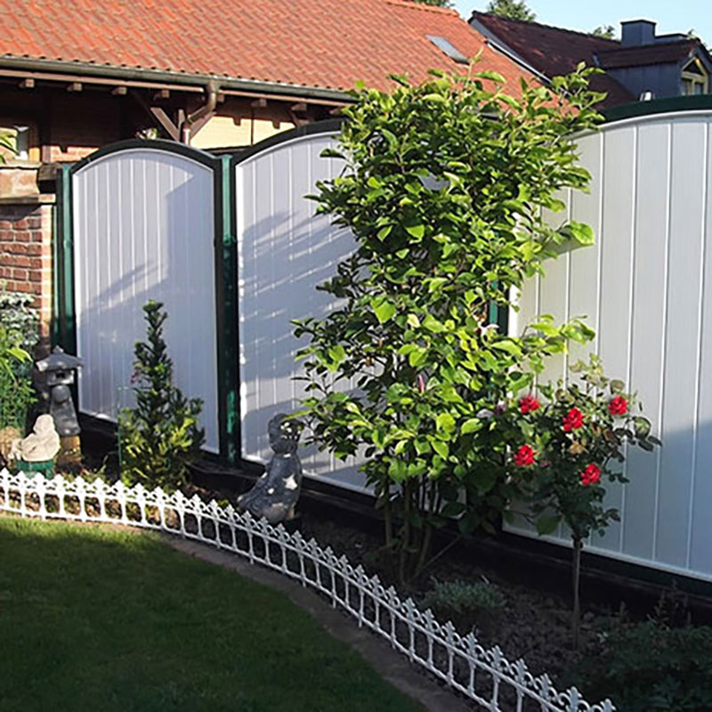 SICHTAFLEX RUND - schwungvolle Eleganz in Weiß und Moosgrün Sichtschutzzaun aus Kunststoff PVC in weiß mit moosgrüner Umrahmung und Oberbogen