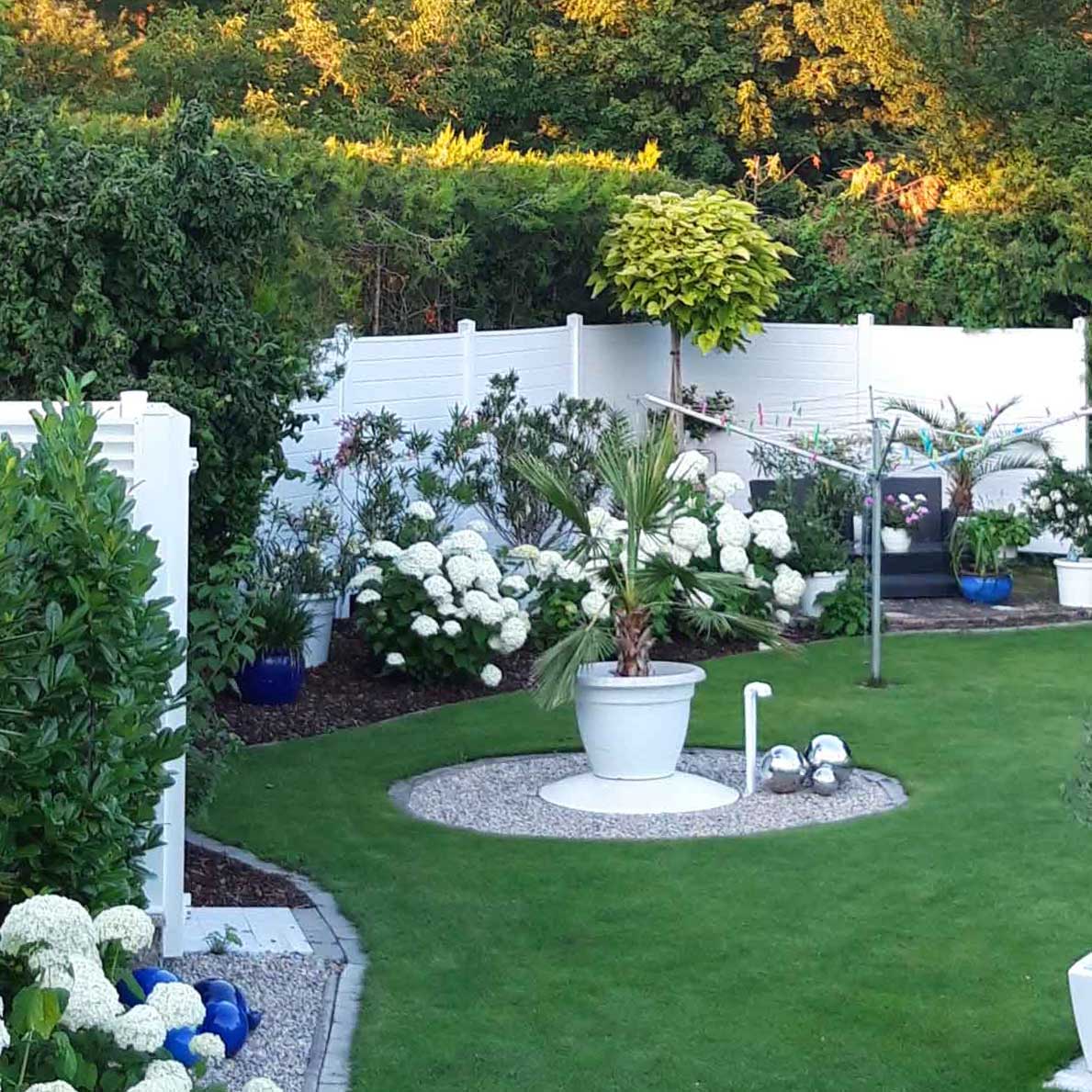 ECOLINE - harmonisches Weiß als Garteneinfriedung Sichtschutzzaun aus Kunststoff PVC in Weiß im Garten