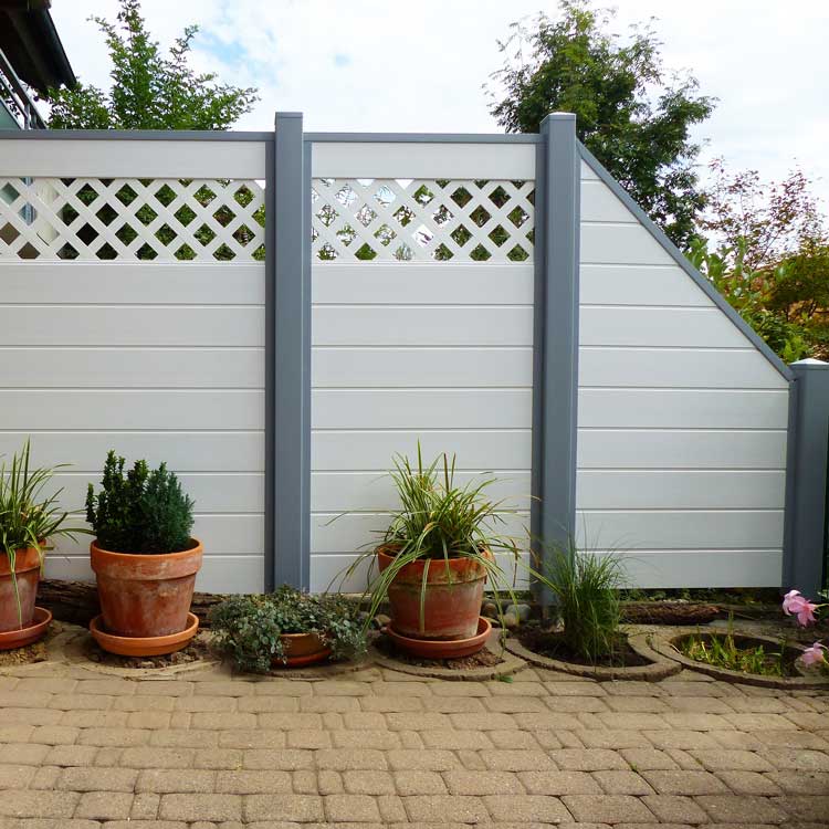 ECOLINE - Weiß-Grau-Kombination für einen modernen Anblick Sichtschutzzaun aus Kunststoff PVC in Weiß und Grau auf einer Gartenterrasse