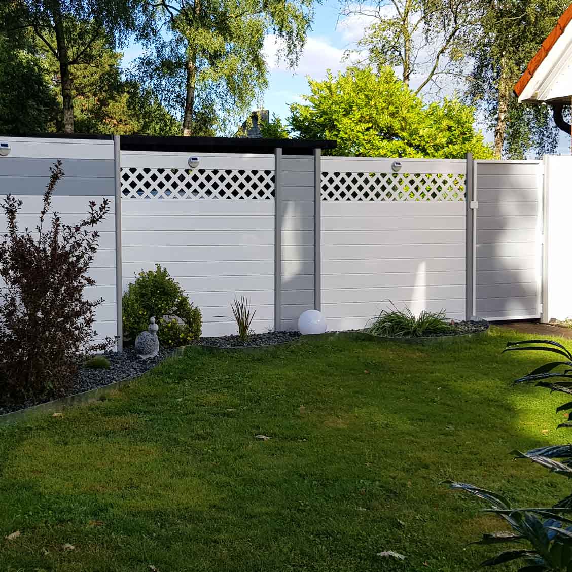 BASICLINE - abwechslungsreiche Gestaltung durch unterschiedliche Elemente Sichtschutzzaun aus Kunststoff PVC in Weiß und Grau als Einzäunung für den Garten