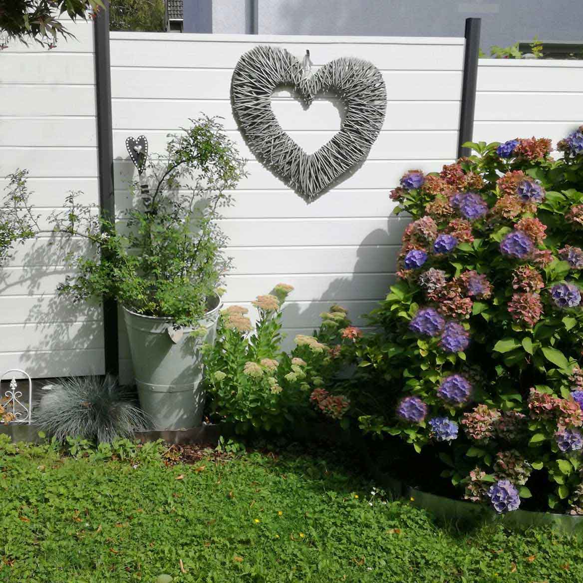 ECOLINE - in Weiß für einen herzlichen Anblick Sichtschutzzaun aus Kunststoff PVC in Weiß im Garten