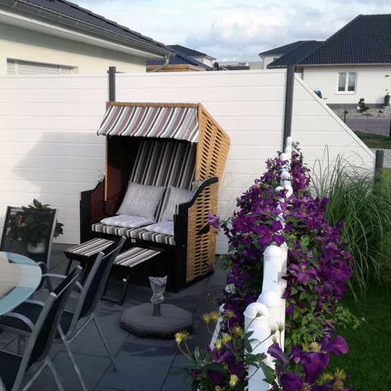 BASICLINE - Weiß lässt die kleinste Terrasse erstrahlen Sichtschutzzaun aus Kunststoff PVC in Weiß auf der Hausterrasse