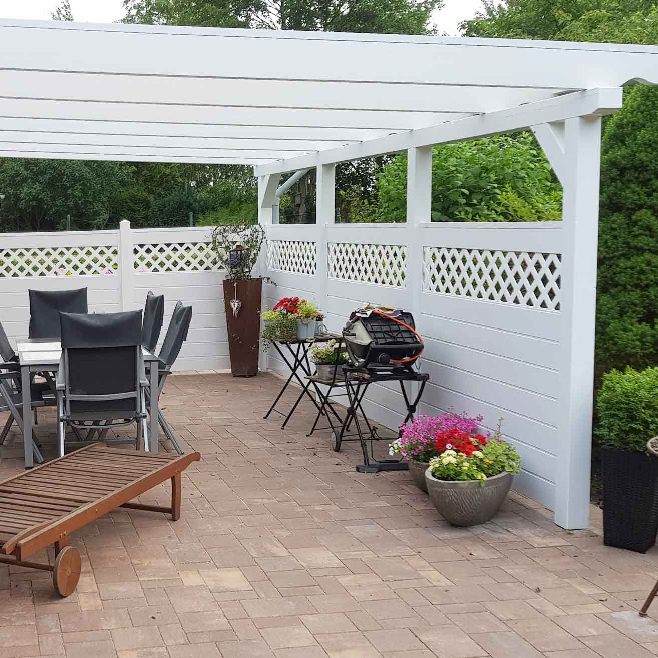 Terrassensichtschutz in Weiß mit Rankgitter aus pflegeleichten PVC Kunststoff