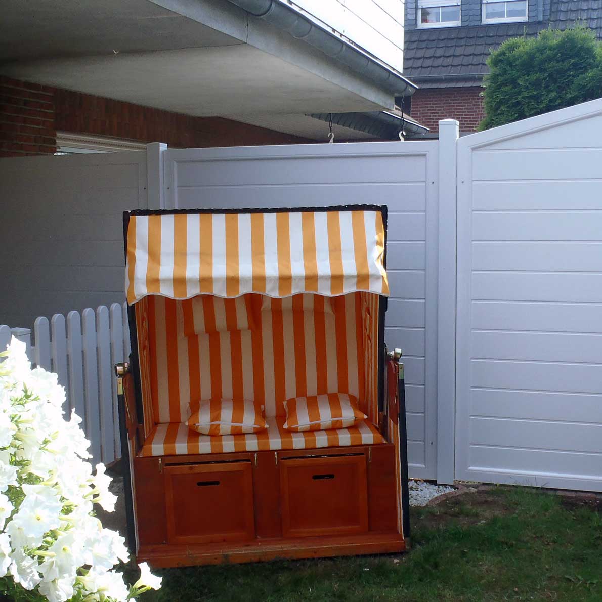 SICHTAFLEX GERADE - stabiler Sichtschutz für einen geschützen Erholungsbereich Sichtschutzzaun aus Kunststoff PVC in weiß als Garten und Terrassenabtrennung am Reihenhaus