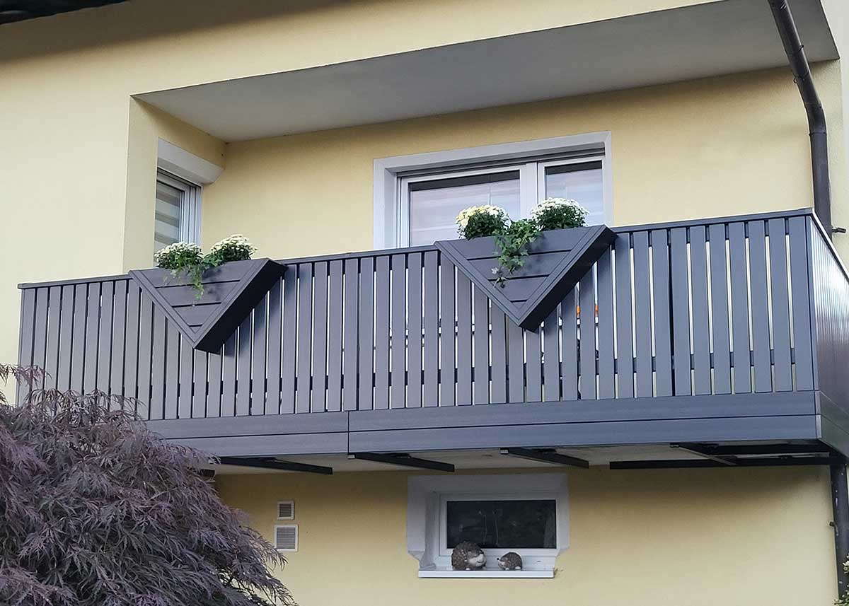 Balkon in anthrazit mit modernen Blumenkasten aus Kunststoff PVC