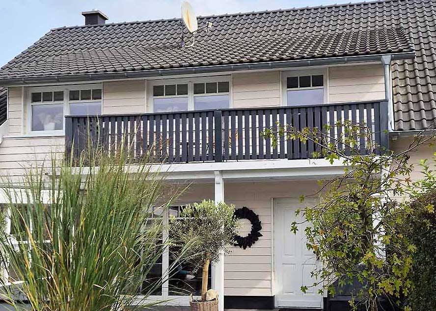 Eleganter Gartenblick vom Balkon – Kunststoffgeländer in Anthrazit