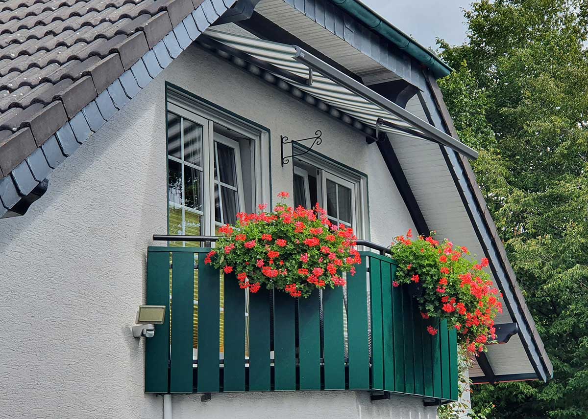 Balkonverkleidung in natürlichen Moosgrün – stilvoller Rückzugsort mit Charme