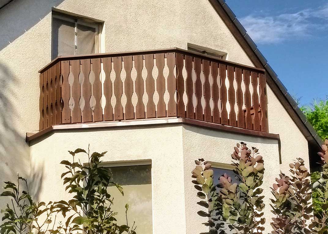 Balkonprofil geschwungenes Kunststoffbrett aus stabilen Qualitäts-Kunststoff in Holzoptik