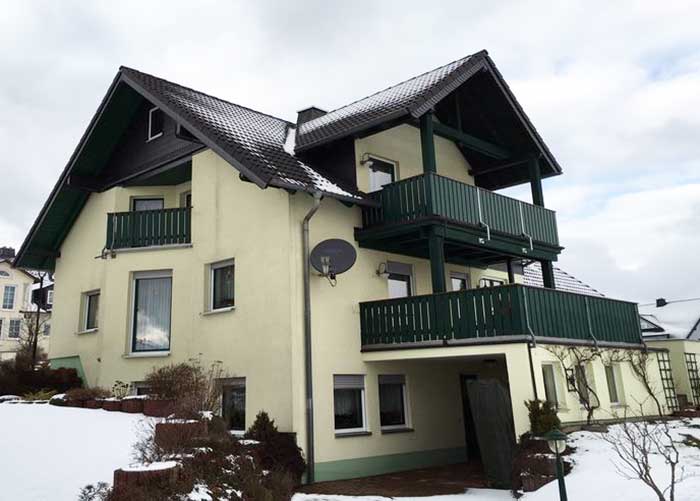 Balkonverkleidung mit Kunststoffbrettern in Dunkelgrün aus Qualitäts-Kunststoff