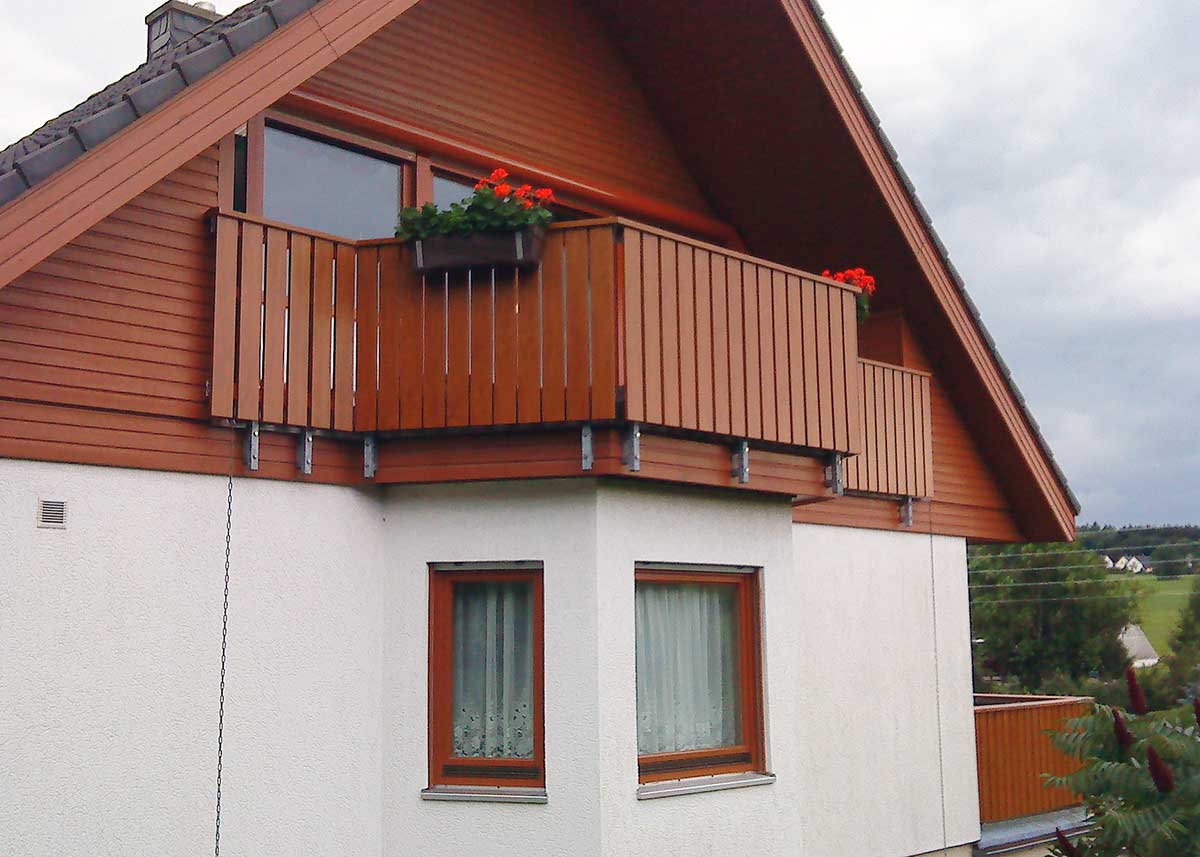 Balkonverkleidung mit Kunststoffbrettern in echter Holzoptik Gold-Eiche aus Qualitäts-Kunststoff